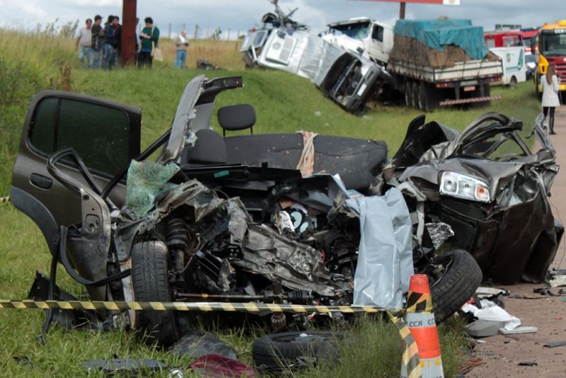 O carro da professora ficou completamente destruído com a batida. Ela morreu na hora | Tiago Terada/Gazeta do Povo