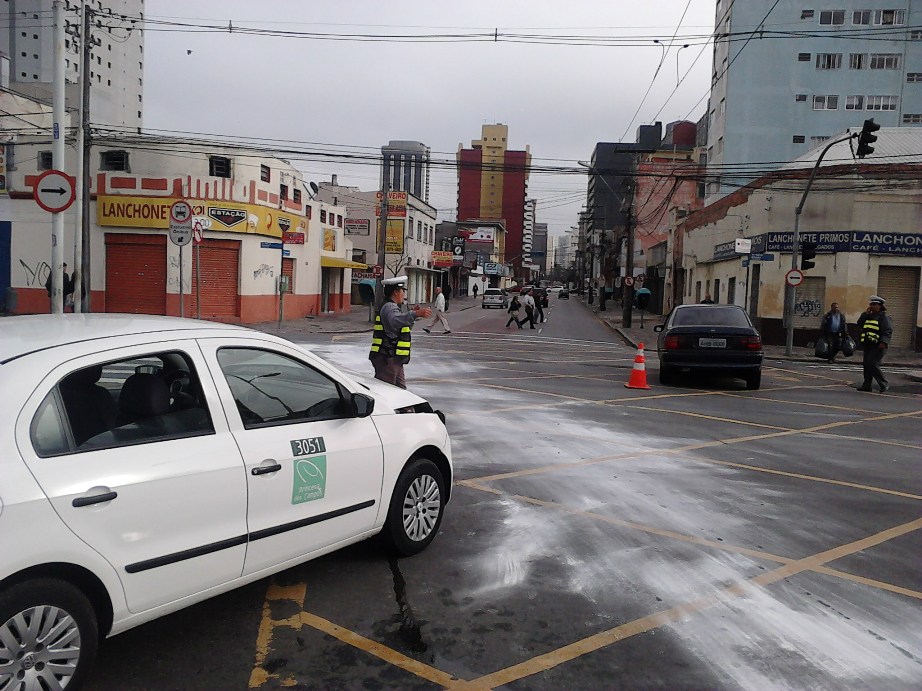 Um Gol e um Vectra colidiram no centro de Curitiba, provocando filas de carros | Rodrigo Batista/Gazeta do Povo