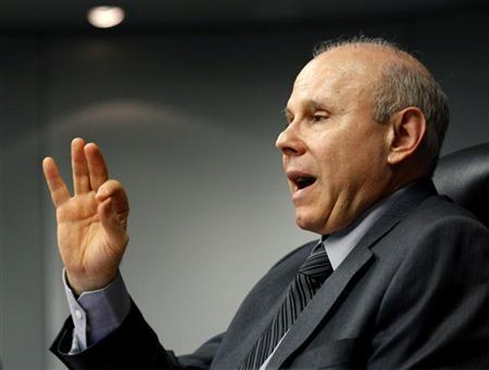 O ministro da Fazenda, Guido Mantega, gesticula ao falar durante o Reuters Latam Investment Summit 2012 | Paulo Whitaker/Reuters