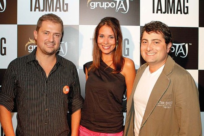 Os anfitriões Giocondo Villanova Artigas Neto (à esq.) e Gustavo Ferroni Ferreira, sócios do Grupo TAJ, com a modelo Aghata Almeida no lançamento da revista TAJ Mag, da qual ela é a capa da primeira edição |