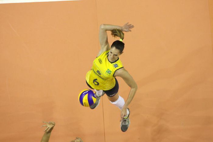 Thaisa ataca durante a tranquila vitória da seleção brasileira sobre o Uruguai no Pré-Olímpico | Alexandre Arruda/CBV