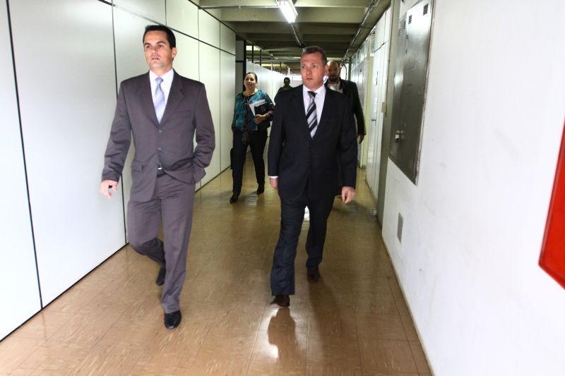 Delegado Alan Flore (dir.) e o promotor Jorge Tavares chegando ao gabinete do prefeito Barbosa Neto para colher depoimento | Roberto Custódio/Jornal de Londrina