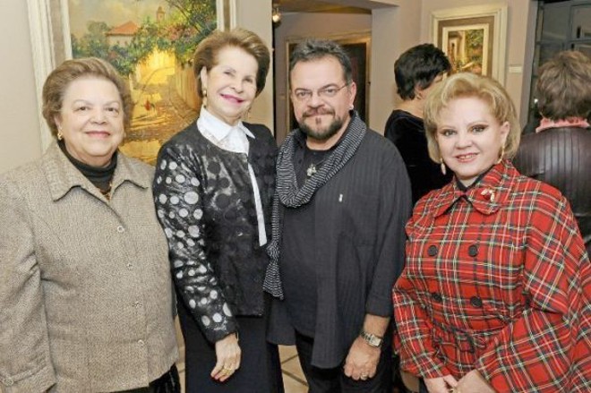 CELSO COPPIO RECEBE: Durante coquetel em celebração ao Dia das Mães, no estúdio de Celso Coppio, entre as convidadas do artista, as amigas Iara Maron, Florlinda Andraus e Gislaine Macedo, que o ladeiam na foto |
