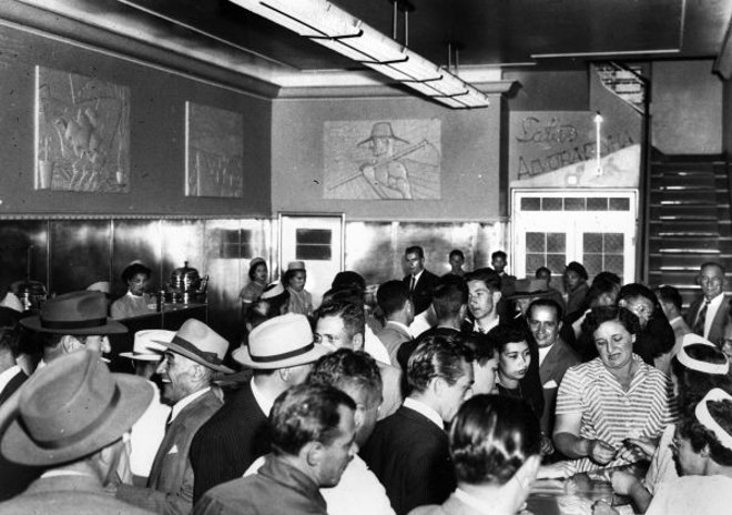 Na década de 1950 vemos o famoso Café Alvoradinha, da Travessa Oliveira Belo, repleto de habitués |