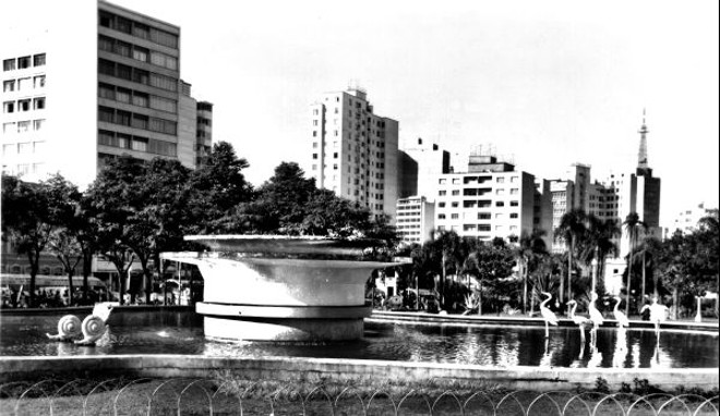 Fonte luminosa da Praça Rui Barbosa, em fotografia de 1960 |
