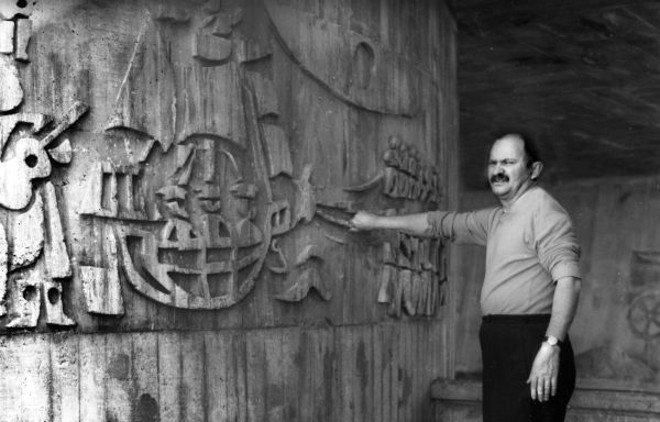 Napoleon Potyguara Lazzaroto, o Poty, na frente de sua obra na Praça 29 de Março, em 1965. O artista gostava da coincidência: nasce no dia 29 de março e a praça foi construída no antigo campo do Poti Futebol Clube |