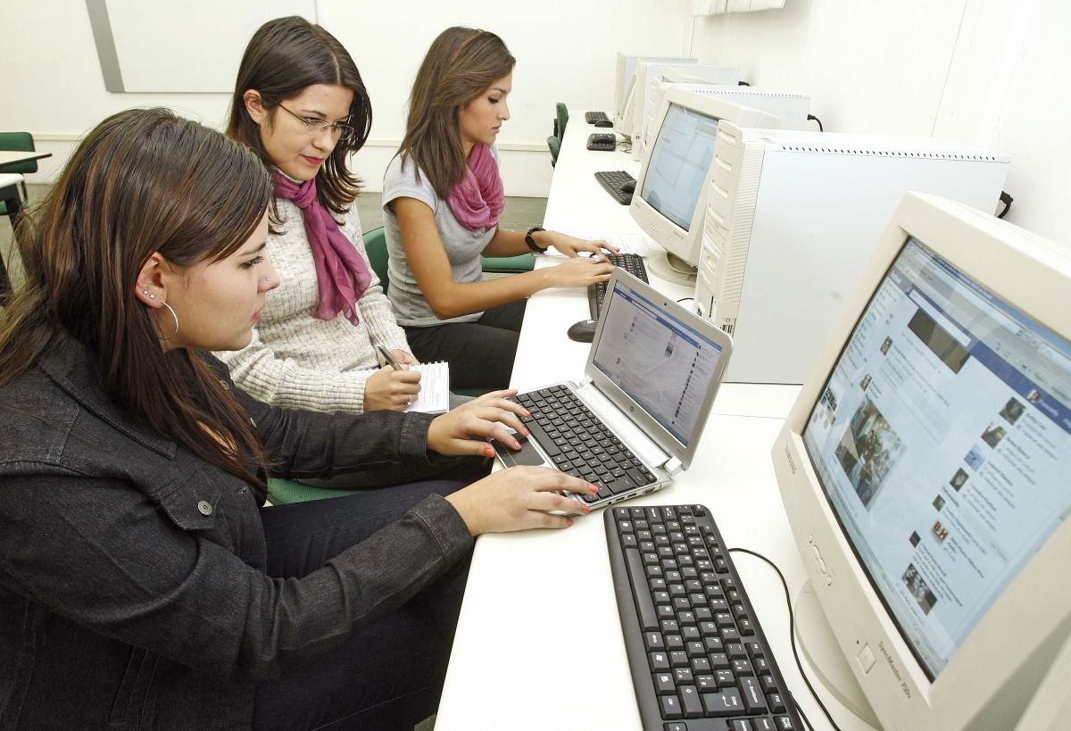 Francielly de Azevedo, Melina Fonseca e Juliane Danielski se comunicam pelo Facebook para fazer trabalhos | Hugo Harada / Gazeta do Povo