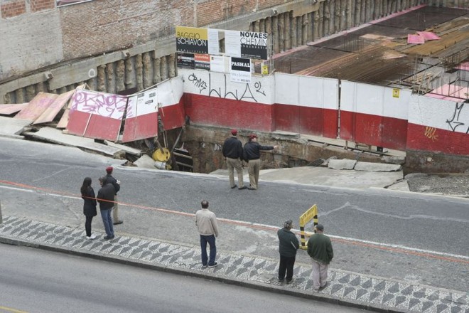 Em junho do ano passado, trecho da Avenida João Gualberto, no bairro Juvevê, em Curitiba, afundou: fundação comprometida | 