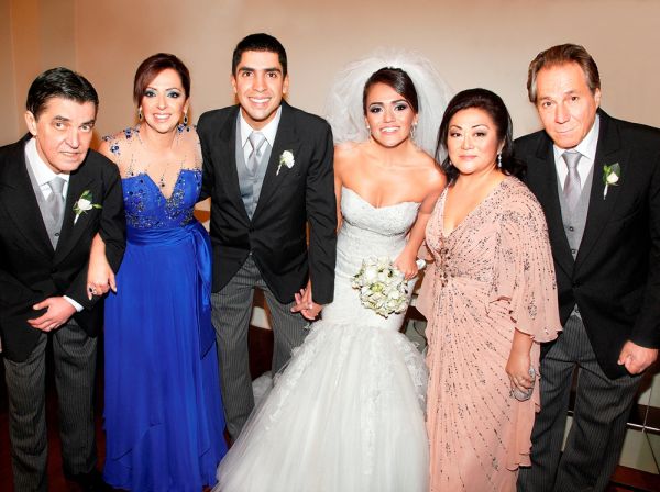 CASAMENTO DE DESTAQUE- Em um dos mais elegantes acontecimentos da temporada, Bruno e Bruna se casaram no Buffet Nuvem de Coco, na última semana, onde os convidados foram recebidos com belíssima decoração, que levava toques da noiva, que é arquiteta. A bela noiva é filha de Lúcia (Moribe) e Veber Pereira e o noivo, dos amigos Beth e José Antonio Palazzo da Costa, ela elogiadíssima em modelo azul royal. Na foto, os noivos e seus pais. | Marlise e Michel