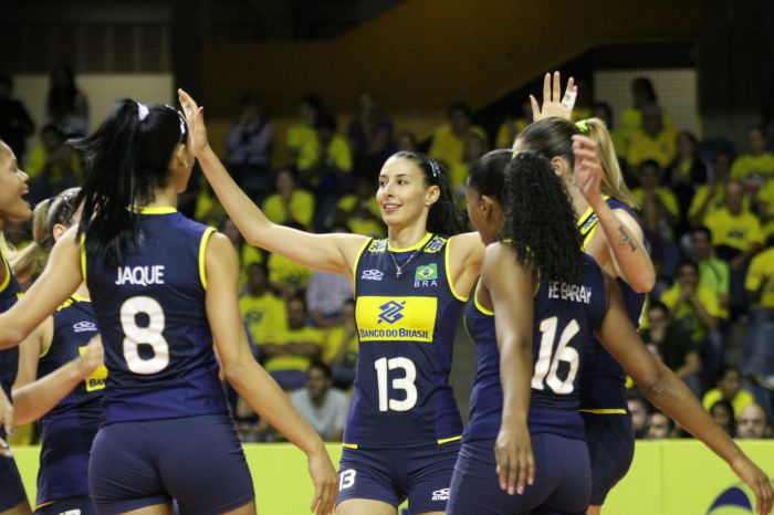 Jogadoras da seleção brasileira comemoram ponto na vitória por 3 sets a 0 sobre a Colômbia em São Carlos | Alexandre Arruda/CBV
