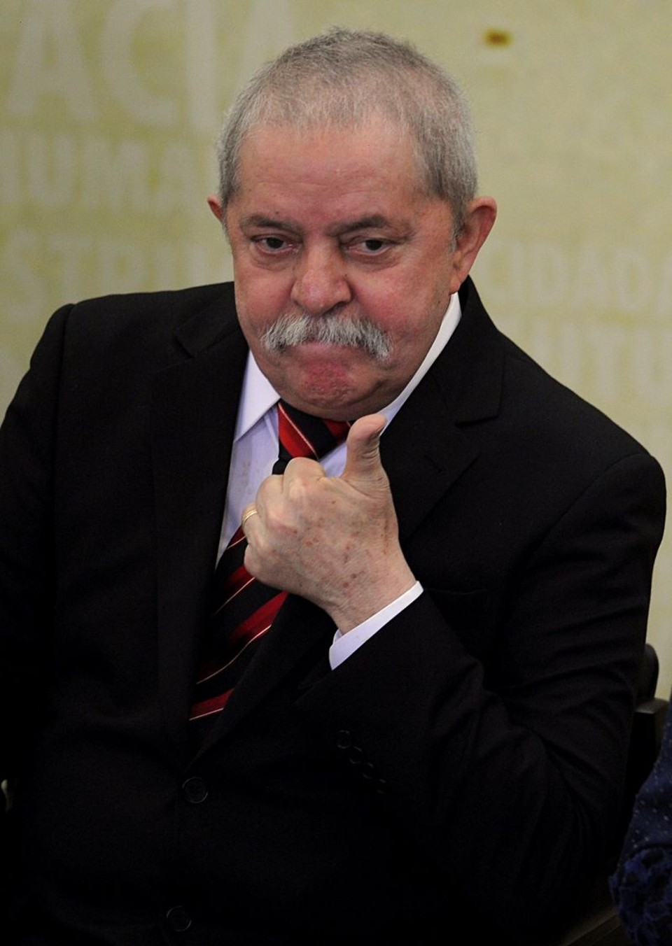 Meu sentimento é de indignação [em relação à reportagem da revista Veja que afirma que fiz lobby para adiar o julgamento do mensalão].Luiz Inácio Lula da Silva, ex-presidente | Pedro Ladeira/AFP