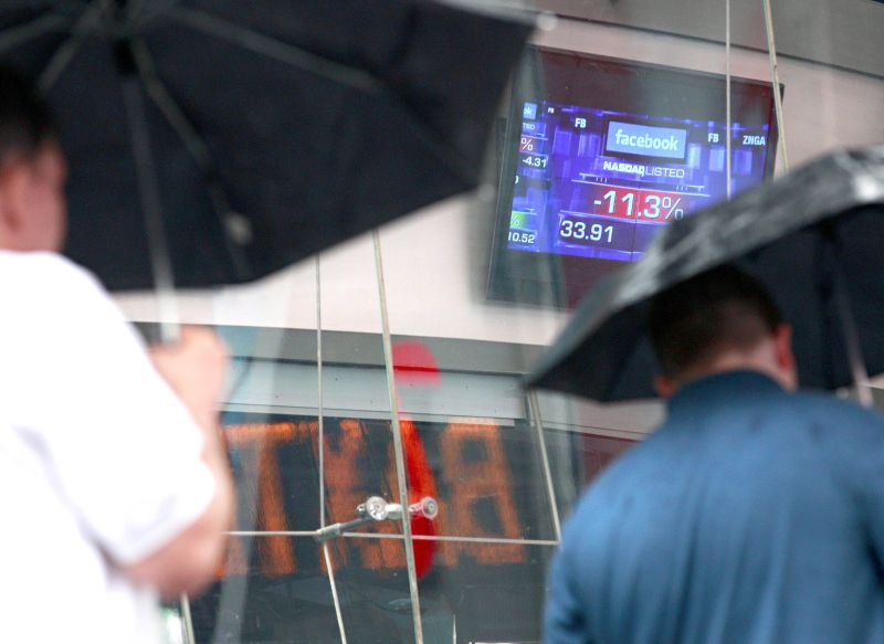 Tela mostra preço das ações do Facebook, em Nova York | Brendan McDermid/Reuters