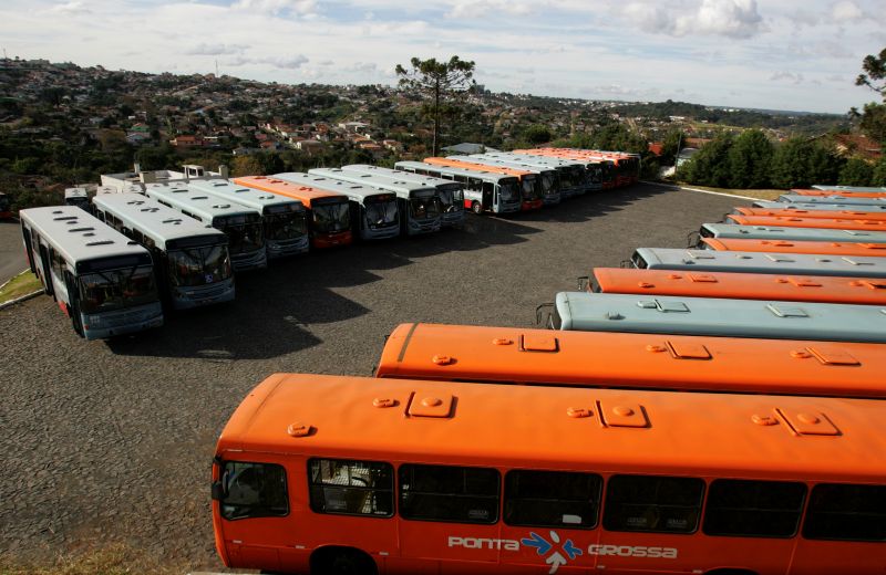 Funcionarios da Viaçao Campos Gerais, empresa responsável pelo transporte público em Ponta Grossa, entraram em greve para reivindicar melhores salarios. Ônibus ficaram parados no pátio da empresa | Josue Teixeira/Gazeta do Povo