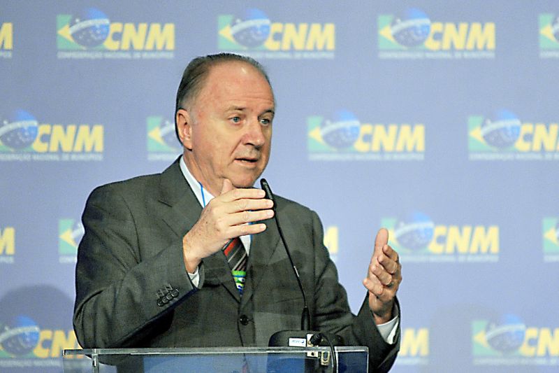 Ninguém é contra melhorar o salário dos professores. O problema é que essa conta sempre estoura no município.Paulo Ziulkoski, presidente da CNM. | Antônio Cruz/ABr