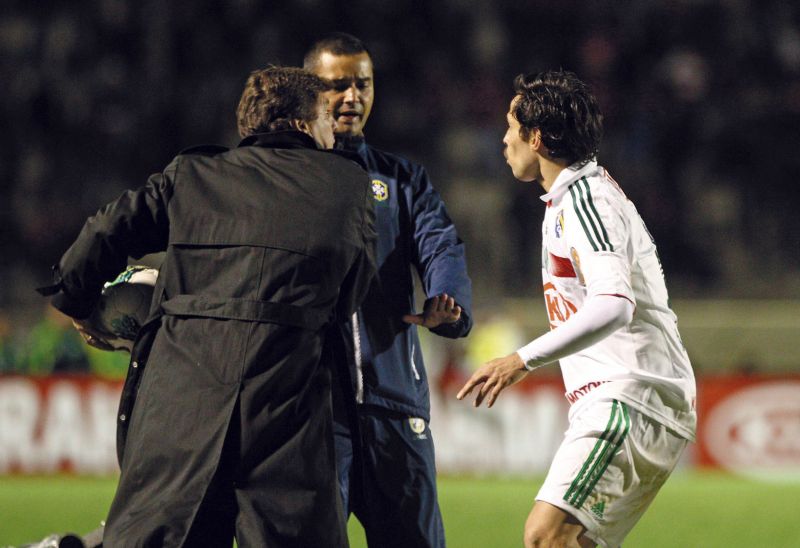 O técnico do Furacão Juan Ramón Carrasco se envolveu em uma confusão com o jogador Valdívia, do Palmeiras | Daniel Castellano/ Gazeta do Povo