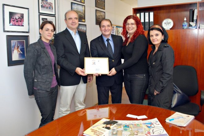 Ler e Pensar- A Gazeta do Povo e o Instituto GRPcom acabam de firmar parceria do seu projeto Ler e Pensar com a International School of Curitiba, que busca incentivar a leitura das crianças através da distribuição diária de jornais. As escolas escolhidas para serem beneficiadas com a parceria são o Colégio Estadual Pinheiro do Paraná, no bairro de Santa Felicidade, e a Escola Municipal Gabriel Ramos da Silva, localizada na Ilha Rasa, pertencente ao município de Guaraqueçaba. A gerente-geral de assinaturas da Gazeta do Povo, Alexandra Carvalho, o presidente do Conselho Diretor do ISC, Eduardo Szazi, o superintendente do ISC, Bill Pearson, a coordenadora geral e pedagógica do Instituto GRPcom, Ana Gabriela Simões Borges, e a professora responsável pelos projetos assistenciais do ISC, Zélia Torres, comemoram o sucesso da iniciativa | 