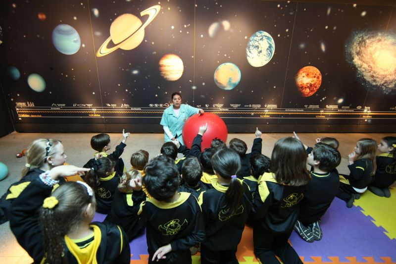No Parque da Ciência, os estudantes visitam espaços temáticos, como o do sistema solar | Ivonaldo Alexandre/ Gazeta do Povo