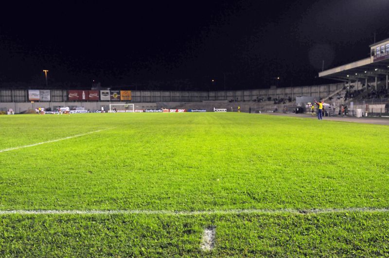 Vista geral do gramado da Vila Capanema, onde o Paraná enfrentou ontem à noite o Grecal, pela Série Prata do Campeonato Paranaense | Daniel Caron/ Gazeta do Povo