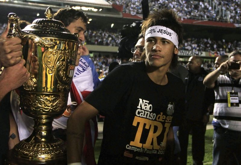 Neymar com o troféu de tricampeão do Santos | Nacho Doce / Reuters
