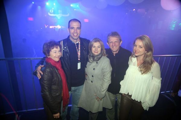 O casal Sheyla e Fábio Pacheco (ao centro), pais da DJ Bibba Pacheco, a irmã dela, Flávia (à dir.), e a avó, Laura (à esq.), com Mariano Lemanski no camarote da tenda Eletroluna Caradiboi | Jader da Rocha