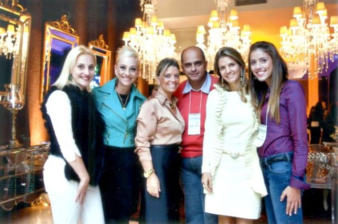 INESQUECÍVEL CASAMENTO: O III Workshop Inesquecível Casamento, que aconteceu no ultimo fim de semana no Castelo do Batel, foi mais uma vez um sucesso, reunindo alguns dos melhores fornecedores da cidade. Merece destaque o stand de Rossana Lazarotto, em parceria com Viviane Malucelli, Maria Flor, Iko Eventos e Silvia Fregonese e com apoio de ME Movelaria, Detalhes e Produções, Classic Som, Luz e Imagem e Arte Holográfica. Na foto, Bruna e Viviane Malucelli, Rossana Lazzarotto, Fernando Araújo, da ME Movelaria, Alessandra Isfer, da Maria Flor e Erika Araújo, também da ME, comemoram o sucesso do evento |