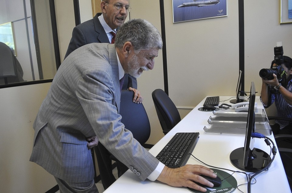 Ministro da Defesa, Celso Amorim, participa da cerimônia de inauguração da sala Serviço de Informação ao Cidadão, no ministério | Elza Fiúza/ABr