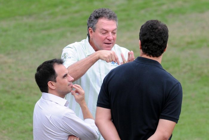 Técnico Abel Braga conversa com o diretor de futebol, Rodrigo Caetano (mão no queixo), sobre a queda do Flu na Libertadores | Dhavid Normando/Photocamera