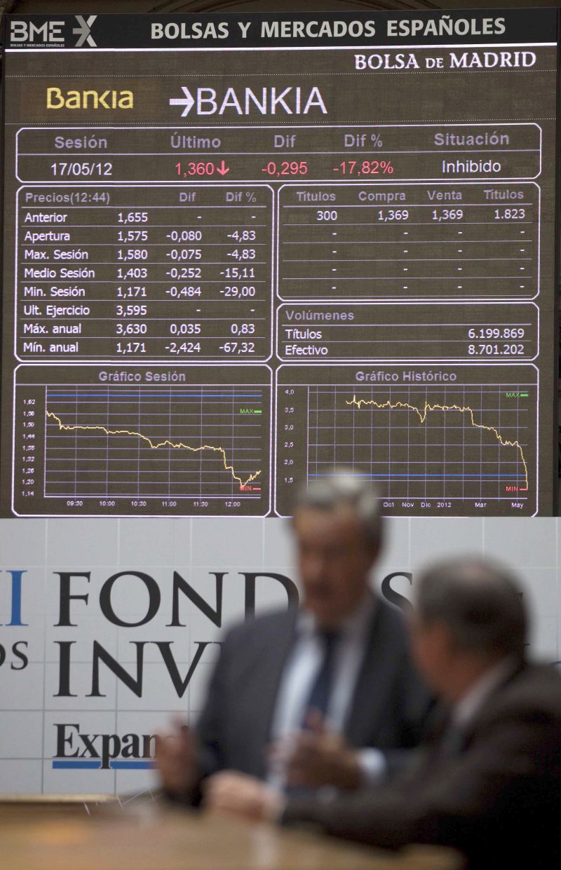 Painel mostra queda nas ações do Bankia, recém-estatizado | Paul Hanna/Reuters