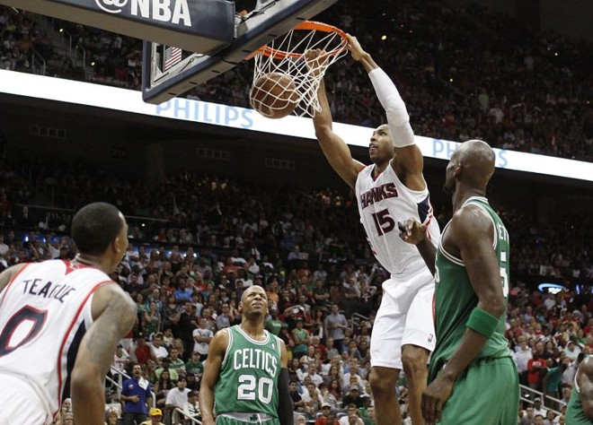 Al Horford consegue enterrada. Vitória manteve o Atlanta Hawks vivo na série contra o Boston Cletics |