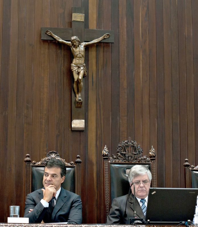 O governador Beto Richa e o presidente do TJ, Miguel Kfouri: mérito da ação que questiona o tarifaço do Detran ainda não tem data para ser julgada pelo Tribunal de Justiça | Marcelo Andrade/ Gazeta do Povo