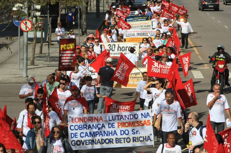 Servidores da saúde protestam contra índice de reajuste no centro de Curitiba | Aniele Nascimento / Agencia de Notícias Gazeta do Povo