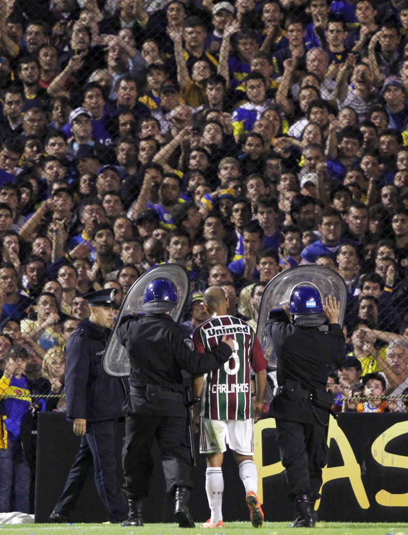Expulso, o lateral Carlinhos sai de campo com escolta policial | Marcos Brindicci/ Reuters