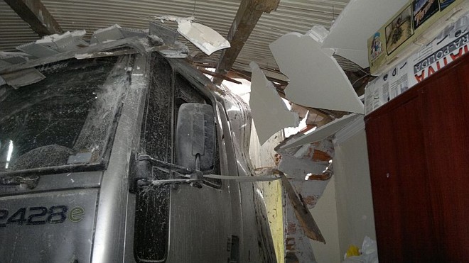 Teto e móveis também foram danificados | 