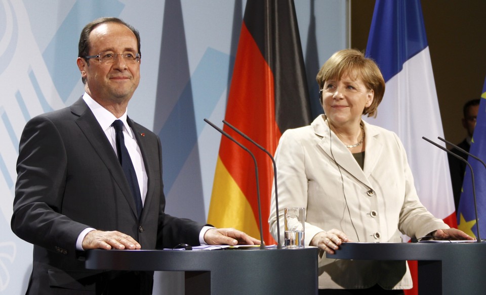 Novo presidente francês, Francois Hollande, discursa ao lado da chanceler alemã, Angela Merkel, em Berlim. | Bertrand Langlois /AFP Photo