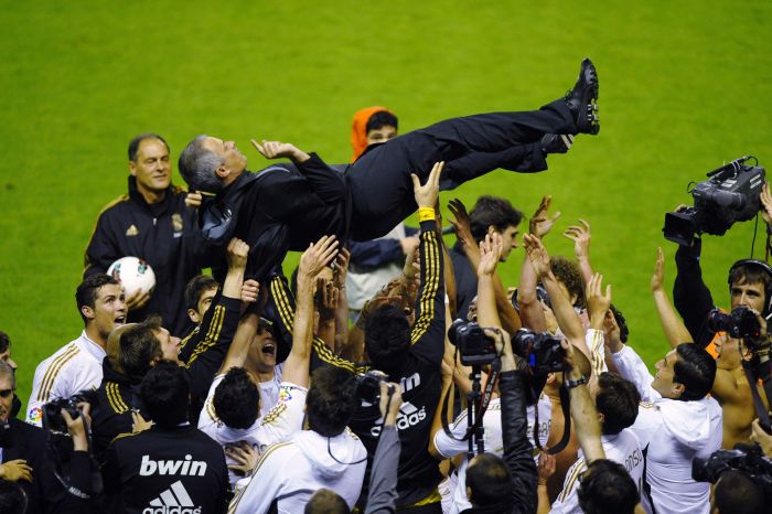 Jogadores do Real Madri erguem o técnico José Mourinho na comemoração do título espanhol | Reuters