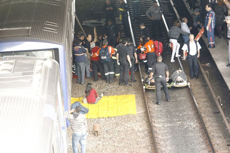 Dezenas de feridos foram atendidos no local do acidente | Joel Silva/Folhapress