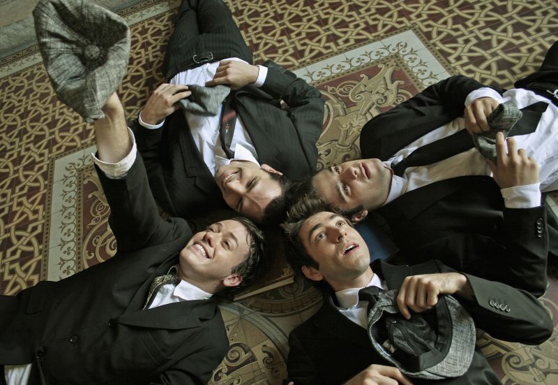 Elenco de R&J de Shakespeare Juventude Interrompida segura a peça num único cenário e sem sair de cena | Sergio Baia/Divulgação