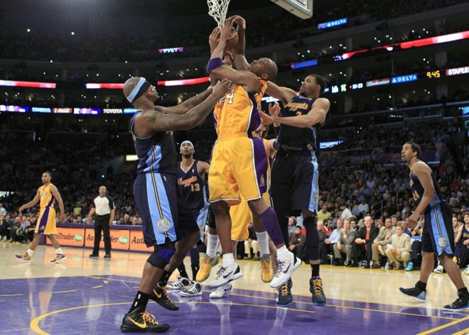 Kobe Bryant marcou 43 pontos, mas não evitou a derrota do Lakers para o Nuggets |