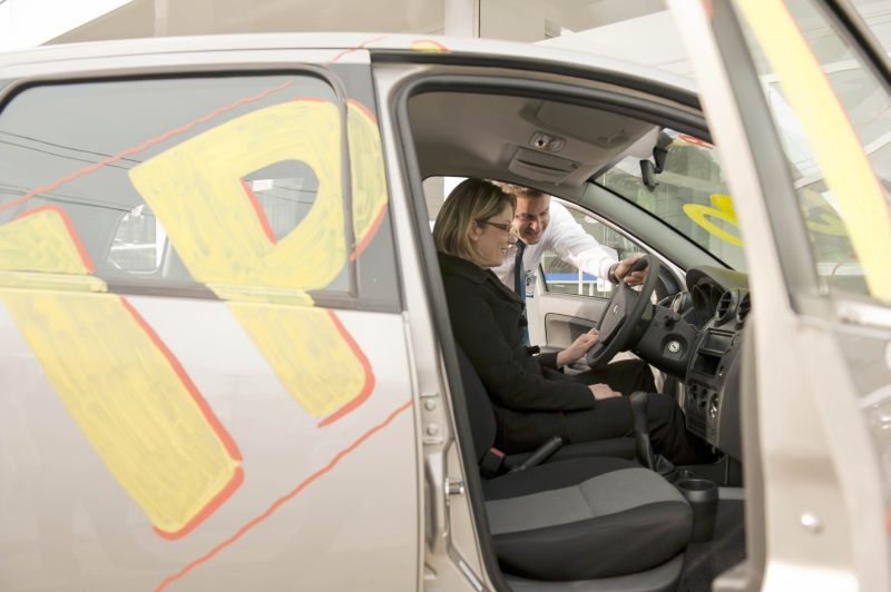 Cliente testa carro novo: lojas esperam aumento de até 25% | Marcelo Andrade/ Gazeta do Povo