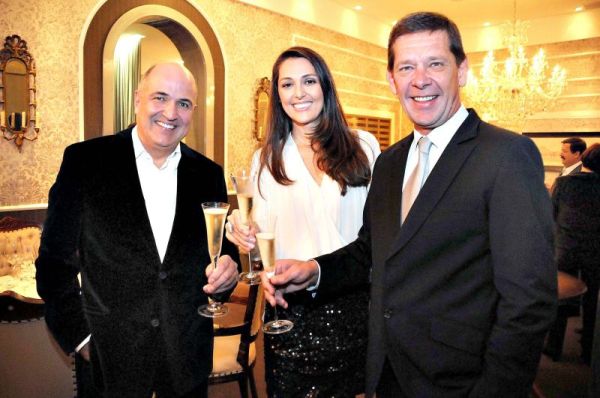 O arquiteto Jayme Bernardo (à esq.) com o casal Kethlen e Junior Durski, anfitriões da série de três jantares promovidos nas últimas segunda, terça e quarta-feiras no Restaurante Durski, assinados pelo renomado chef francês Alain Burnel (foto 2) | Kraw Penas