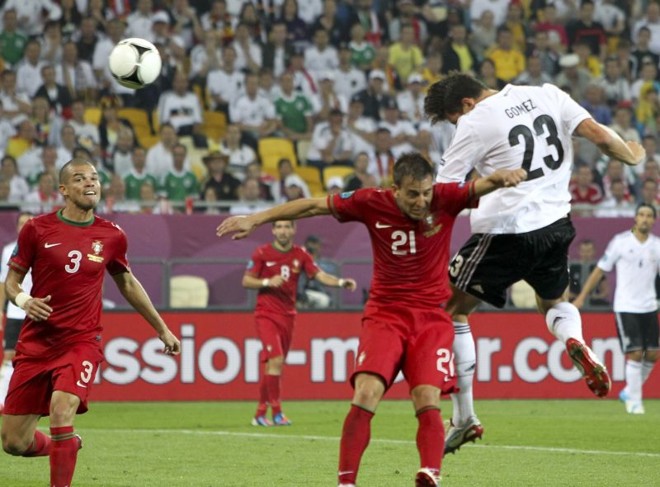 Mario Gomez cabeceia para marcar o gol da Alemanha diante de Portugal | 