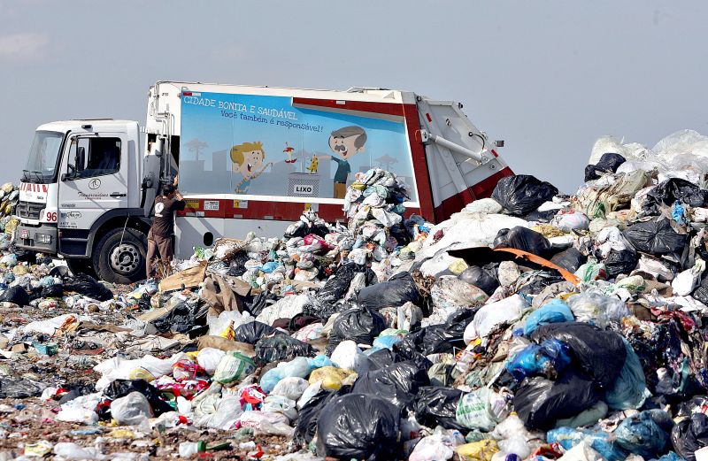 Aterro da Caximba, em Curitiba, desativado em 2010: prefeituras têm até 2014 para acabar com lixões em todo o país | Valterci Santos/Arquivo/ Gazeta do Povo