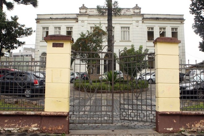 Fachada do Colégio Estadual D. Pedro II, no Batel: cinco escolas idênticas no Brasil | 