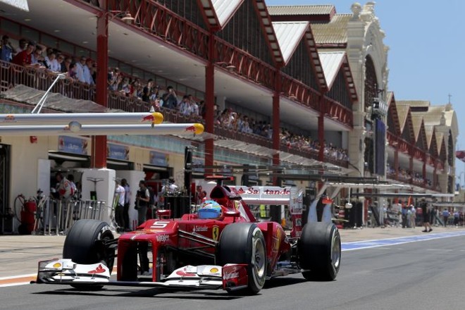 O espanhol Fernando Alonso na saída dos boxes |