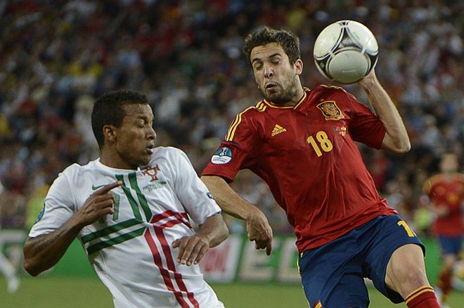 Português Nani divide a bola com o espanhol Jordi Alba |