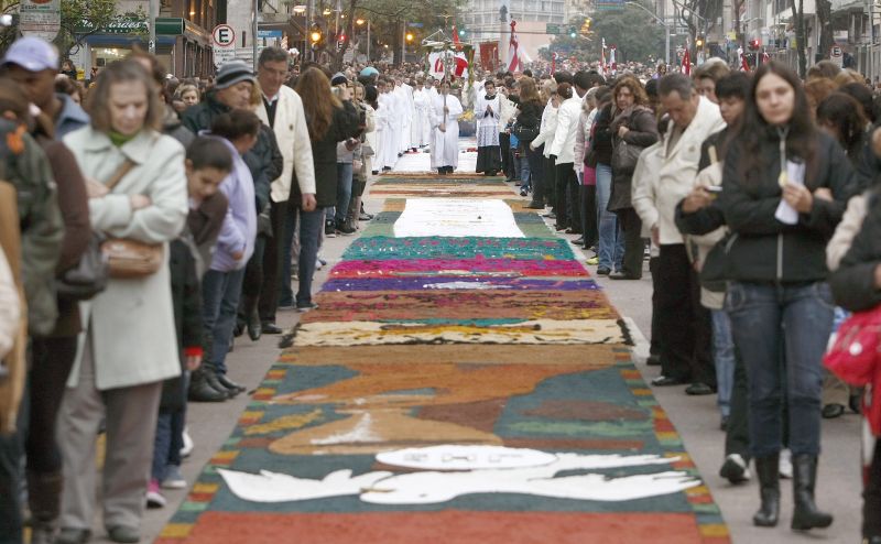 Procissão do Santíssimo Sacramento teve início à tarde, reunindo milhares de pessoas | Hugo Harada / Gazeta do Povo