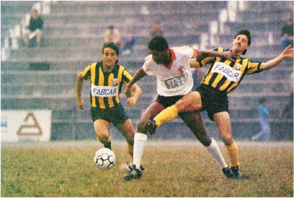 Marcão, do Colorado, disputa a bola com os zagueiros do Cascavel | Arquivo/ Gazeta do Povo