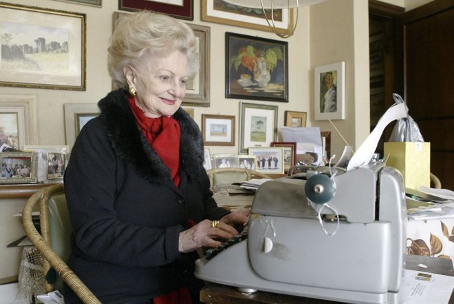 No escritório de casa, ela fazia a coluna semanal |