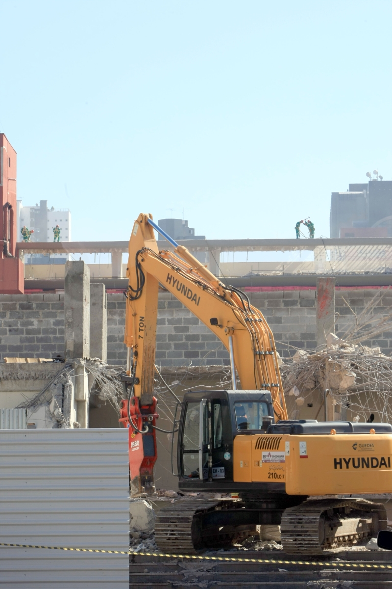 Hora do desmanche: Para adequar a Arena ao padrão Fifa, os operários da obra intensificam a fase de remodelagem do estádio. Na foto, trator derruba parede no setor visitante. O clube contratou para esta etapa duas empresas: uma para a demolição de áreas sem utilidade no projeto e outra para construção civil | Aniele Nascimento/ Gazeta do Povo