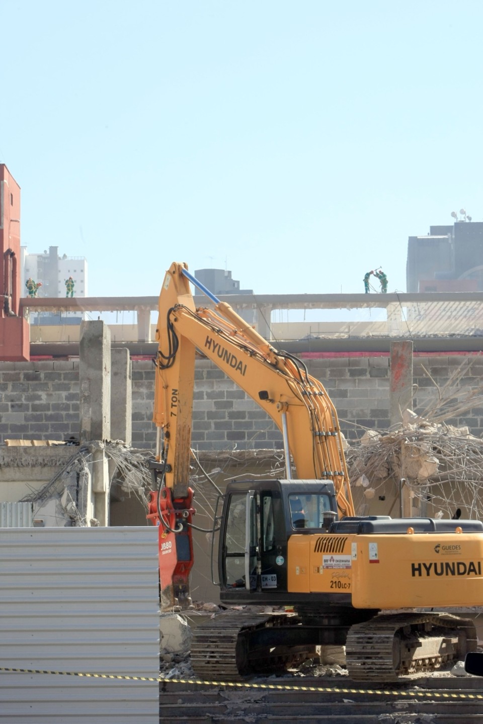 Hora do desmanche: Para adequar a Arena ao padrão Fifa, os operários da obra intensificam a fase de remodelagem do estádio. Na foto, trator derruba parede no setor visitante. O clube contratou para esta etapa duas empresas: uma para a demolição de áreas sem utilidade no projeto e outra para construção civil | Aniele Nascimento/ Gazeta do Povo